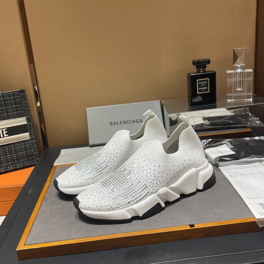 👟👟Ex-factory price 400👟👟 Balenciaga Balenciaga 🌝🌝glitter single shoes world premiere 🌈INS Weibo magazine sold out 💥💥counter limited edition ⚠️ Czech crystal hot diamond ⚠️specially customized fabric with summer cooling and heating effect ⚠️TPU ten PU vacuum combination bottom (not a plastic bottom formed by market currency) ,) The inner craftsmanship and material are the same as the original! ! Size 35 to 45M standard size (34, 46 can be customized) original high-end top complete package (with original Balenciaga socks included)